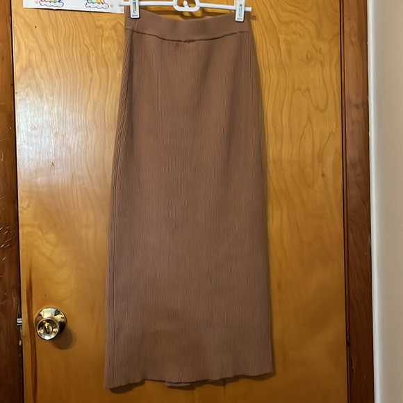 Knee length skirt with slit - Picture 2 of 3
